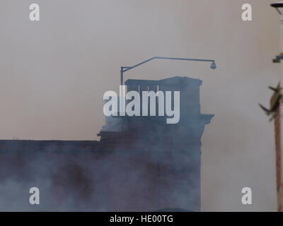 Oldham, Regno Unito. 15 Dic, 2016. Servizi di emergenza hanno evacuato più di 100 nelle vicinanze proprietà dopo un grande incendio scoppiato in un mulino di carta sito nella Greater Manchester. Più di 70 vigili del fuoco e 15 motori fire da Greater Manchester Fire e servizio di soccorso sono combattere l'incendio dell'edificio sulla strada Cardwell in Oldham, a nord-est di Manchester, il giovedì mattina. © M Kyle/Alamy Live News Foto Stock