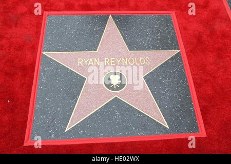 Hollywood, California, USA. 15 Dic, 2016. Ryan Reynolds onorato con la stella sulla Hollywood Walk of Fame .6801 Hollywood Blvd davanti a Hollywood & Highland, Hollywood, California, USA. Ryan Reynolds stella sulla Hollywood Walk of Fame . © Clinton H.Wallace/Photomundo International/ Foto Inc © Clinton Wallace/Globe foto/ZUMA filo/Alamy Live News Foto Stock