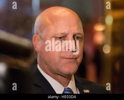 New York, Stati Uniti d'America. 15 Dic, 2016. Sindaco Mitch Landrieu (Democratico di New Orleans, Louisiana) parla alla stampa a seguito del suo incontro con il Presidente degli Stati Uniti eletto Donald Trump nella lobby di Trump Tower a New York, NY, Stati Uniti d'America il 15 dicembre 2016. Credito: MediaPunch Inc/Alamy Live News Foto Stock