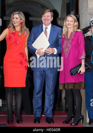 Amsterdam, Paesi Bassi. 15 Dic, 2016. Regina Maxima (L-R), Re Willem-Alexander e principessa Mabel dei Paesi Bassi di arrivare alla cerimonia per il Principe Claus Prize in Amsterdam, Paesi Bassi, 15 dicembre 2016. - - Nessun filo SERVICE - foto: Albert Philip Van der Werf/RoyalPress/dpa/Alamy Live News Foto Stock