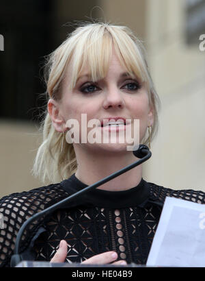 Hollywood, Stati Uniti d'America. 15 Dic, 2016. Anna Faris, a Ryan Reynolds onorato con la stella sulla Hollywood Walk of Fame, al Regency Village Theatre In California il 15 dicembre 2016. © Faye Sadou/media/punzone Alamy Live News Foto Stock