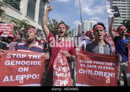 Kuala Lumpur, Malesia. Xvi Dec, 2016. Uomo siriano che rimane in Malaysia esclamazioni durante una manifestazione di protesta contro il bombardamento di Aleppo in Siria, davanti all'Ambasciata russa di Kuala Lumpur, Malesia, 16 dicembre 2016. I residenti di Aleppo sono state sotto assedio per settimane e hanno subito il bombardamento, insieme con il cibo cronica e la penuria di carburante a causa dei combattimenti tra le forze governative e i loro alleati e governo anti-combattenti.ZUMAPress/ Kamen. © Kamen/ZUMA filo/Alamy Live News Foto Stock