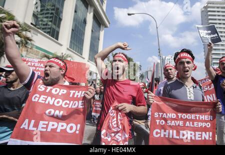 Kuala Lumpur, Malesia. Xvi Dec, 2016. Uomo siriano che rimane in Malaysia esclamazioni durante una manifestazione di protesta contro il bombardamento di Aleppo in Siria, davanti all'Ambasciata russa di Kuala Lumpur, Malesia, 16 dicembre 2016. I residenti di Aleppo sono state sotto assedio per settimane e hanno subito il bombardamento, insieme con il cibo cronica e la penuria di carburante a causa dei combattimenti tra le forze governative e i loro alleati e governo anti-combattente. ZUMAPRESS/KAMEN © Kamen/ZUMA filo/Alamy Live News Foto Stock