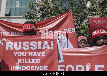Kuala Lumpur, Malesia. Xvi Dec, 2016. Cittadino malese per tenere una targhetta durante una manifestazione di protesta contro il bombardamento di Aleppo in Siria, davanti all'Ambasciata russa di Kuala Lumpur, Malesia, 16 dicembre 2016. I residenti di Aleppo sono state sotto assedio per settimane e hanno subito il bombardamento, insieme con il cibo cronica e la penuria di carburante a causa dei combattimenti tra le forze governative e i loro alleati e governo anti-combattenti. ZUMAPress/ KAMEN © Kamen/ZUMA filo/Alamy Live News Foto Stock