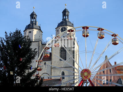 Una ruota panoramica Ferris sorge accanto ad un albero di Natale al mercatino di Natale di fronte alla chiesa della città a Wittenberg, Germania, 16 dicembre 2016. Foto: Jan Woitas/dpa-Zentralbild/ZB Foto Stock