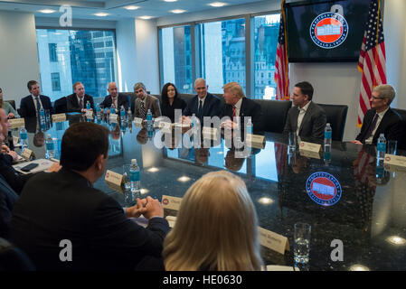 New York, US. Xiv Dic, 2016. Stati Uniti presidente-eletto Donald Trump, US Vice presidente-eletto Mike Pence, cabinet nominees e tecnologia società capi sono visti in occasione di una riunione di Trump organizzazione sala conferenza al Trump Tower a New York, Stati Uniti d'America 14 dicembre 2016. - Nessun filo SERVICE - foto: Albin Lohr-Jones/consolidato/dpa/Alamy Live News Foto Stock