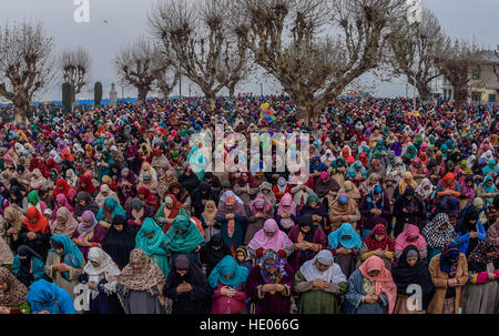 Srinagar, Jammu e Kashmir in India. Xvi Dec, 2016. Kashmir donne musulmane devoti offrire preghiere nel cortile del Santuario Hazratbal, il venerdì successivo Eid-e-Milad, o l'anniversario di nascita del Profeta Mohammad per avere lo scorcio della sacra reliquia creduto per essere il baffo dalla barba del Profeta Maometto in Srinagar, la capitale estiva di Indiano Kashmir amministrato, India. La reliquia è visualizzato per i devoti su importanti islamiche giorni come l'Eid-Milad quando i musulmani di tutto il mondo celebrano. © Yawar Nazir/ZUMA filo/Alamy Live News Foto Stock