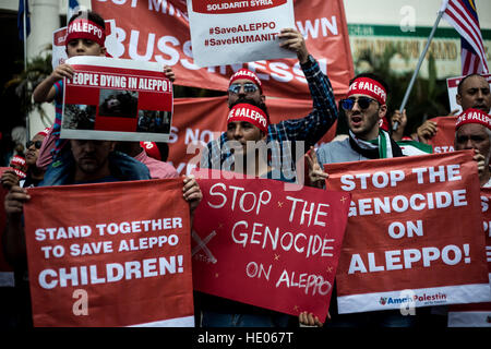 Kuala Lumpur, Malesia. Xvi Dec, 2016. Centinaia di persone si radunano per infront di Russia Embassy a Kuala Lumpur il 16 dicembre 2016 per tenere una manifestazione di protesta contro il bombardamento di Aleppo. I residenti di Aleppo sono state sotto assedio per settimane e hanno subito il bombardamento, insieme con il cibo cronica e la penuria di carburante a causa dei combattimenti tra le forze governative e i loro alleati e governo anti-combattenti. © Mohd Hafiz Mohmad Shah/Alamy Live News Foto Stock