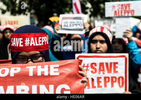 Kuala Lumpur, Malesia. Xvi Dec, 2016. Centinaia di persone si radunano per infront di Russia Embassy a Kuala Lumpur il 16 dicembre 2016 per tenere una manifestazione di protesta contro il bombardamento di Aleppo. I residenti di Aleppo sono state sotto assedio per settimane e hanno subito il bombardamento, insieme con il cibo cronica e la penuria di carburante a causa dei combattimenti tra le forze governative e i loro alleati e governo anti-combattenti. © Mohd Hafiz Mohmad Shah/Alamy Live News Foto Stock