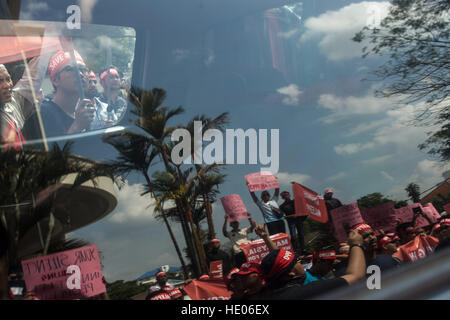 Kuala Lumpur, Malesia. Xvi Dec, 2016. Centinaia di persone si radunano per infront di Russia Embassy a Kuala Lumpur il 16 dicembre 2016 per tenere una manifestazione di protesta contro il bombardamento di Aleppo. I residenti di Aleppo sono state sotto assedio per settimane e hanno subito il bombardamento, insieme con il cibo cronica e la penuria di carburante a causa dei combattimenti tra le forze governative e i loro alleati e governo anti-combattenti. © Mohd Hafiz Mohmad Shah/Alamy Live News Foto Stock