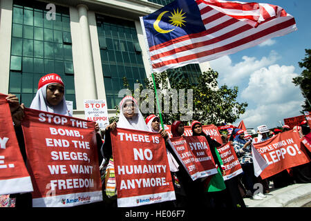 Kuala Lumpur, Malesia. Xvi Dec, 2016.centinaia di persone si radunano per infront di Russia Embassy a Kuala Lumpur il 16 dicembre 2016 per tenere una manifestazione di protesta contro il bombardamento di Aleppo. I residenti di Aleppo sono state sotto assedio per settimane e hanno subito il bombardamento, insieme con il cibo cronica e la penuria di carburante a causa dei combattimenti tra le forze governative e i loro alleati e governo anti-combattenti. © Mohd Hafiz Mohmad Shah/Alamy Live News Foto Stock