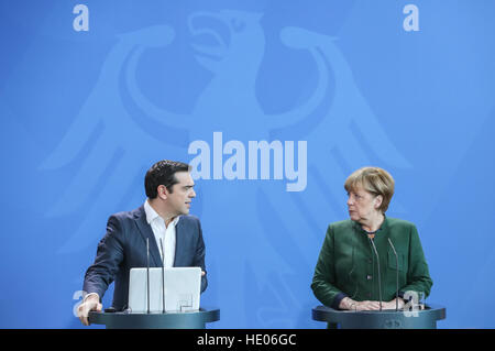 Berlino, Germania. Xvi Dec, 2016. Il cancelliere tedesco Angela Merkel (R) e visitando il Primo Ministro greco, Alexis Tsipras partecipare ad una conferenza stampa congiunta in Berlino, capitale della Germania, del 16 dicembre, 2016. © Shan Yuqi/Xinhua/Alamy Live News Foto Stock