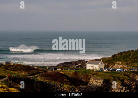 Cornwall, Regno Unito. Xvi Dec, 2016. Meteo. Il più grande surfable onde nel mondo hit il Cribbar in Newquay oggi dopo 15 ft onde triturare la costa della Cornovaglia, England, Regno Unito, 16 dicembre, 2016. © MPAK/Alamy Live News Foto Stock