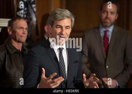 Washington, Stati Uniti d'America. 15 Dic, 2016. Michael Govan, direttore del Los Angeles County Museum of Art, parla durante una servitù cerimonia di firma negli Stati Uniti Capitol Dicembre 15, 2016 a Washington, DC. La servitù aiuterà a proteggere il bacino e la gamma Monumento Nazionale in Nevada che contiene i massicci lavori di sterro arte progetto Città da artista Michael Heizer. © Planetpix/Alamy Live News Foto Stock