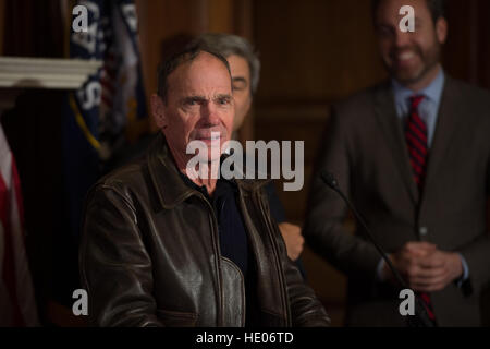 Washington, Stati Uniti d'America. 15 Dic, 2016. Artista contemporaneo Michael Heizer parla durante una servitù cerimonia di firma negli Stati Uniti Capitol Dicembre 15, 2016 a Washington, DC. La servitù aiuterà a proteggere il bacino e la gamma Monumento Nazionale in Nevada che contiene i massicci lavori di sterro arte progetto Città da Heizer. © Planetpix/Alamy Live News Foto Stock