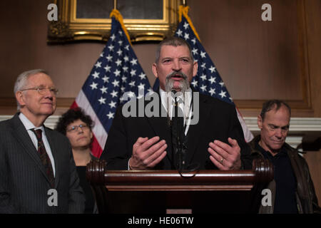 Washington, Stati Uniti d'America. 15 Dic, 2016. John Ruhs, Stato direttore, Nevada, Bureau of Land Management, parla durante una servitù cerimonia di firma negli Stati Uniti Capitol Dicembre 15, 2016 a Washington, DC. La servitù aiuterà a proteggere il bacino e la gamma Monumento Nazionale in Nevada che contiene i massicci lavori di sterro arte progetto Città da artista Michael Heizer. © Planetpix/Alamy Live News Foto Stock