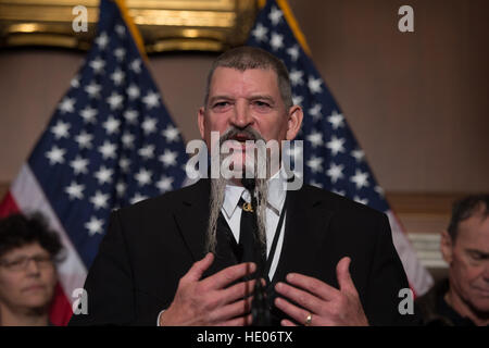 Washington, Stati Uniti d'America. 15 Dic, 2016. John Ruhs, Stato direttore, Nevada, Bureau of Land Management, parla durante una servitù cerimonia di firma negli Stati Uniti Capitol Dicembre 15, 2016 a Washington, DC. La servitù aiuterà a proteggere il bacino e la gamma Monumento Nazionale in Nevada che contiene i massicci lavori di sterro arte progetto Città da artista Michael Heizer. © Planetpix/Alamy Live News Foto Stock