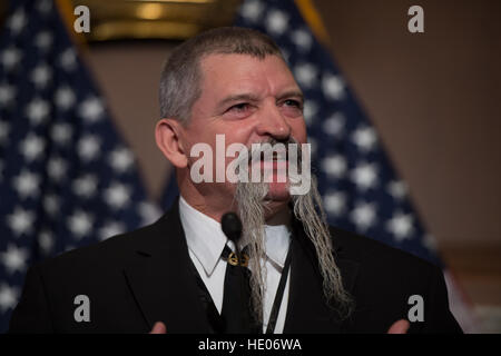 Washington, Stati Uniti d'America. 15 Dic, 2016. John Ruhs, Stato direttore, Nevada, Bureau of Land Management, parla durante una servitù cerimonia di firma negli Stati Uniti Capitol Dicembre 15, 2016 a Washington, DC. La servitù aiuterà a proteggere il bacino e la gamma Monumento Nazionale in Nevada che contiene i massicci lavori di sterro arte progetto Città da artista Michael Heizer. © Planetpix/Alamy Live News Foto Stock