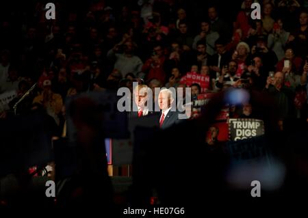 Hershey, Pennsyvlania, STATI UNITI D'AMERICA. 15 Dic, 2016. President-Elect Donald Trump e il Vicepresidente eletto Mike Pence tenere un post-elezione Grazie Tour di eventi al Centro Giant di Hershey, PA. Credito: Bastiaan Slabbers/Alamy Live News Foto Stock