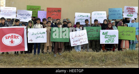 Il pakistan. 16 dicembre, 2016. Gli studenti in attesa cartelloni durante una manifestazione di protesta contro i talebani attentato contro un esercito-scuola al marchio è secondo anniversario, a Islamabad il Venerdì, Dicembre 16, 2016. Più letali gli attacchi dei talebani a un esercito scuola pubblica nel nord-est della città di Peshawar su dicembre 16, 2014, sinistra 150 morti di cui più di 130 studenti. Credito: Asianet-Pakistan/Alamy Live News Foto Stock