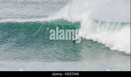 Newquay, Regno Unito. 16 dicembre 2016. Un surfista in sella a una grande onda Cribbar. Questa è la prima volta in questa stagione invernale che la Cribbar è stato percorribilità. © Geoff Tydeman/Alamy Live News. Foto Stock