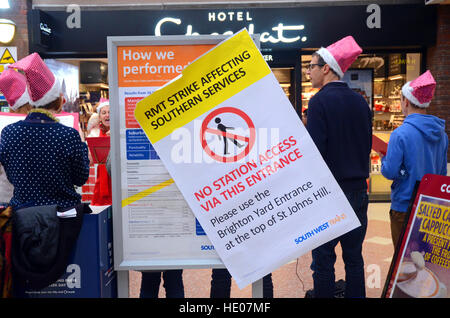 Londra, Regno Unito. Xvi Dec, 2016. Canti natalizi e scioperi a Clapham Junction station 9 giorni prima di Natale come rampa di Souther mettere in azione il terzo giorno di sciopero. Credito: JOHNNY ARMSTEAD/Alamy Live News Foto Stock