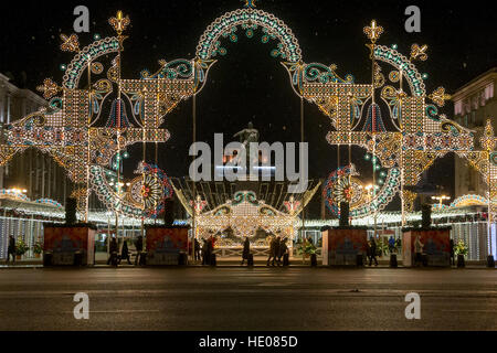 Mosca, Russia. 16 dicembre, 2016. Tradizionale annuale "Il Viaggio di Natale' festival invernale ha iniziato a Mosca, Russia Credito: Nikolay Vinokurov/Alamy Live News Foto Stock