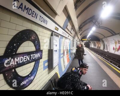 Londra, Regno Unito. Xvi Dec, 2016. Tubo di notte servizio inizia ad operare sulla linea Piccadilly, Londra, UK © Nastia M/Alamy Live News Foto Stock