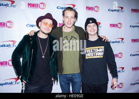 Atlanta, Stati Uniti d'America. Xvi Dec, 2016. Magnus Larsson, Lukas Forchhammer e Mark Falgren di Lukas Graham sul tappeto rosso per la potenza 96.1's iHeart Radio Jingle Ball presentato dalla capitale uno. (B. Credito: la foto di accesso/Alamy Live News Foto Stock