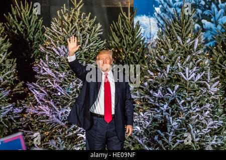 Orlando, Florida, Stati Uniti d'America. Xvi Dec, 2016. Presidente Eletto Donald Trump che parla alla folla durante il suo Grazie Tour su Venerdì 16 Dicembre 2016 presso il Central Florida Fair motivi in Orlando, Florida. © foto di accesso/Alamy Live News Foto Stock