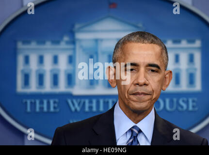 Washington, DC, Stati Uniti d'America. Xvi Dec, 2016. Stati Uniti Il presidente Barack Obama assiste la sua conferenza stampa finale dell'anno nella Casa Bianca di Washington, DC, Stati Uniti, Dic 16, 2016. Stati Uniti Il presidente Barack Obama ha detto venerdì nessun altro rapporto bilaterale trasporta più importanza rispetto a USA-Cina rapporto, e se gli Stati Uniti-Cina rispetto si rompe, tutti diventa peggio. © Yin Bogu/Xinhua/Alamy Live News Foto Stock