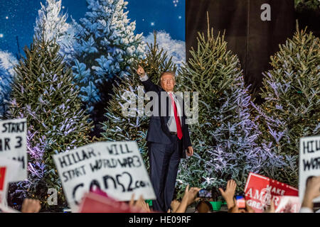 Orlando, Florida, Stati Uniti d'America. Xvi Dec, 2016. Presidente Eletto Donald Trump che parla alla folla durante il suo Grazie Tour su Venerdì 16 Dicembre 2016 presso il Central Florida Fair motivi in Orlando, Florida. © foto di accesso/Alamy Live News Foto Stock