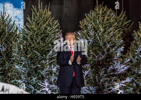 Orlando, Florida, Stati Uniti d'America. Xvi Dec, 2016. Presidente Eletto Donald Trump che parla alla folla durante il suo Grazie Tour su Venerdì 16 Dicembre 2016 presso il Central Florida Fair motivi in Orlando, Florida. © foto di accesso/Alamy Live News Foto Stock