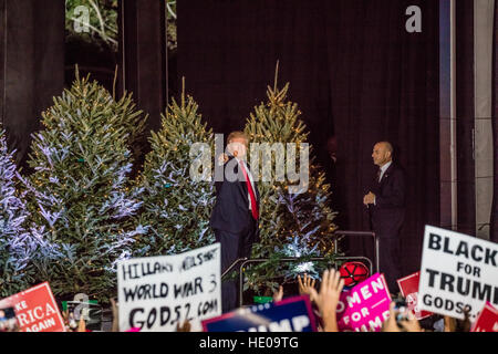 Orlando, Florida, Stati Uniti d'America. Xvi Dec, 2016. Presidente Eletto Donald Trump che parla alla folla durante il suo Grazie Tour su Venerdì 16 Dicembre 2016 presso il Central Florida Fair motivi in Orlando, Florida. © foto di accesso/Alamy Live News Foto Stock