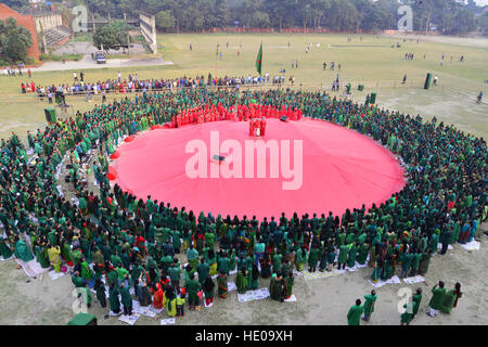 Dacca in Bangladesh. Xvi Dec, 2016. Bengalese organizzazione culturale Chayanot organizzato un programma culturale dell'università di Dhaka giocare a terra durante la vittoria alle celebrazioni del Giorno a Dhaka, nel Bangladesh. Il 16 dicembre 2016 il Bangladesh segna il suo quarantacinquesimo giorno della vittoria per commemorare la vittoria delle forze alleate alto il comando sopra le forze pakistane nel Bangladesh guerra di liberazione nel 1971. Il Bangladesh è diventata una nazione libera il 16 dicembre 1971 dopo un periodo di nove mesi di sanguinosa guerra con il Pakistan. © Mamunur Rashid/Alamy Live News Foto Stock