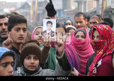 La questione del Kashmir, India. Xvi Dec, 2016. I parenti di Mursaleen tenendo la sua immagine e chiedendo giustizia per questo brutale atto durante la protesta in sopore alcuni 55 chilometri da Srinagar la capitale estiva della controllata indiana del Kashmir. © peer Eeshan/Alamy Live News Foto Stock