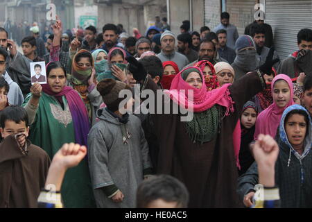 La questione del Kashmir, India. Xvi Dec, 2016. Un parente di Mursaleen gridando anti-Indiani slogan durante la protesta nel rally di sopore alcuni 55 chilometri da Srinagar la capitale estiva della controllata indiana del Kashmir .. © peer Eeshan/Alamy Live News Foto Stock
