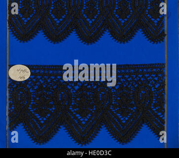 Questo libro di campioni di merletti del 1900 mostra vari modelli e disegni di pizzi, fornendo una guida visiva ai diversi stili e tecniche utilizzati nella fabbricazione del merletto durante il periodo. Foto Stock