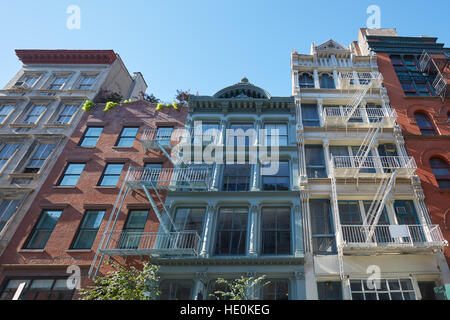 Case tipiche facciate con scale antincendio, giornata di sole a Soho, New York Foto Stock
