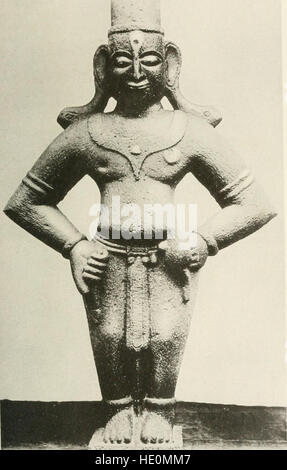 "Le tribù e le caste delle Province centrali dell'India" (1916) fornisce uno studio etnografico approfondito delle varie tribù e caste dell'India centrale. Copre le loro usanze, tradizioni e organizzazione sociale, contribuendo alla ricerca antropologica indiana. Foto Stock