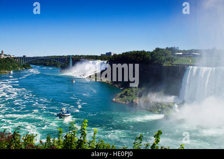 La Domestica della Foschia barche il trasporto di turisti in prossimità della base del Niagara Falls, Ontario, Canada, America del Nord Foto Stock