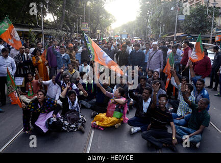 Kolkata, India. 15 Dic, 2016. BJP sostenitore bloccano la strada in college street per protestare contro la polizia carica lathi. Il Bengala Occidentale BJP ha organizzato un raduno dal loro stato capo quarto alla spianata per protestare contro l Imam Barkati?s fatwa contro la Dili ghosh seguito i suoi commenti sprezzanti sulla West Bengal Chief Minister, Calcutta la polizia arresta il rally subito?s sinistro testa stato trimestre. Una rissa ne seguì tra polizia e attivista di partito e la polizia ha arrestato alcuni membri del partito in questa occasione. © Saikat Paolo/Pacific Press/Alamy Live News Foto Stock