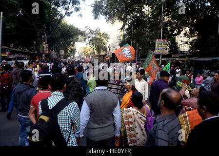 Kolkata, India. 15 Dic, 2016. BJP sostenitore bloccano la strada in college street per protestare contro la polizia carica lathi. Il Bengala Occidentale BJP ha organizzato un raduno dal loro stato capo quarto alla spianata per protestare contro l Imam Barkati?s fatwa contro la Dili ghosh seguito i suoi commenti sprezzanti sulla West Bengal Chief Minister, Calcutta la polizia arresta il rally subito?s sinistro testa stato trimestre. Una rissa ne seguì tra polizia e attivista di partito e la polizia ha arrestato alcuni membri del partito in questa occasione. © Saikat Paolo/Pacific Press/Alamy Live News Foto Stock