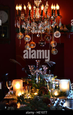 Tavola di Natale insieme con baubles su un lampadario Foto Stock