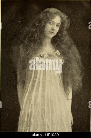 *Donna in Girlhood, Wifehood, Motherhood* (1906) fornisce una guida completa per le donne sul mantenimento della salute nelle diverse fasi della vita, offrendo consigli sul benessere fisico, mentale e sociale, nonché la cura dei bambini e la gestione della salute familiare. Foto Stock