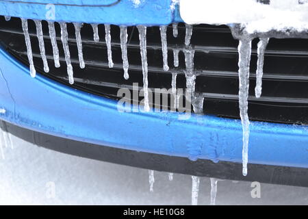 Ghiaccioli sulla vettura la griglia del radiatore in Princes Risborough, Bucks, Regno Unito Foto Stock