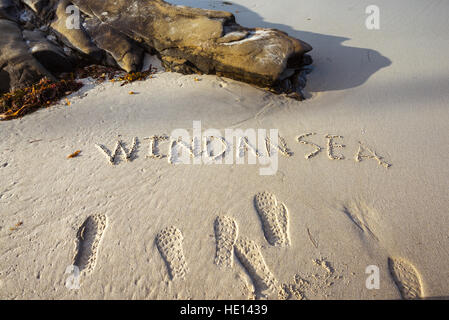 La parola "Windansea' scritto nella sabbia. Windansea Beach, La Jolla, California. Foto Stock