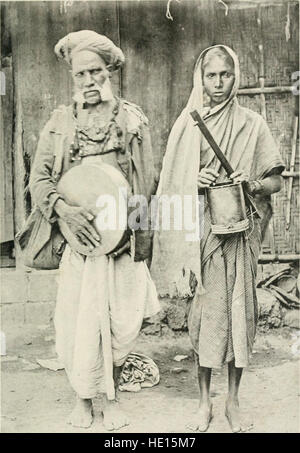 Questo libro esplora la struttura sociale, i costumi e i ruoli di varie tribù e caste nelle Province centrali dell'India, offrendo un esame dettagliato delle loro storie, tradizioni e l'impatto del colonialismo sulle loro società durante l'inizio del XX secolo. Foto Stock