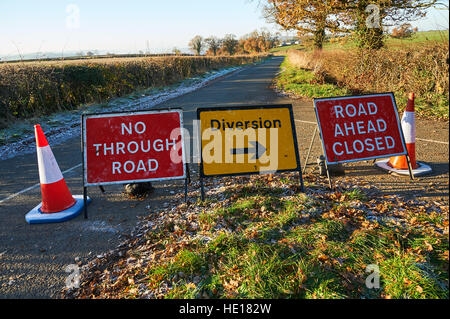 No attraverso la segnaletica e cartelli di deviazione su un vicolo del paese in Sud Warwickshire Foto Stock