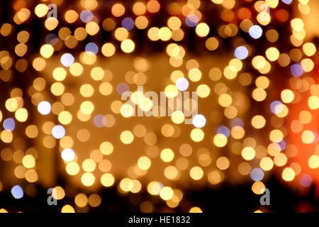 Di notte le luci di vari colori fotografata al di fuori della messa a fuoco Foto Stock